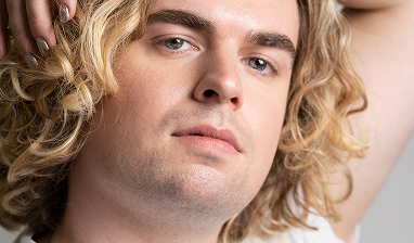 Visage d'homme blond